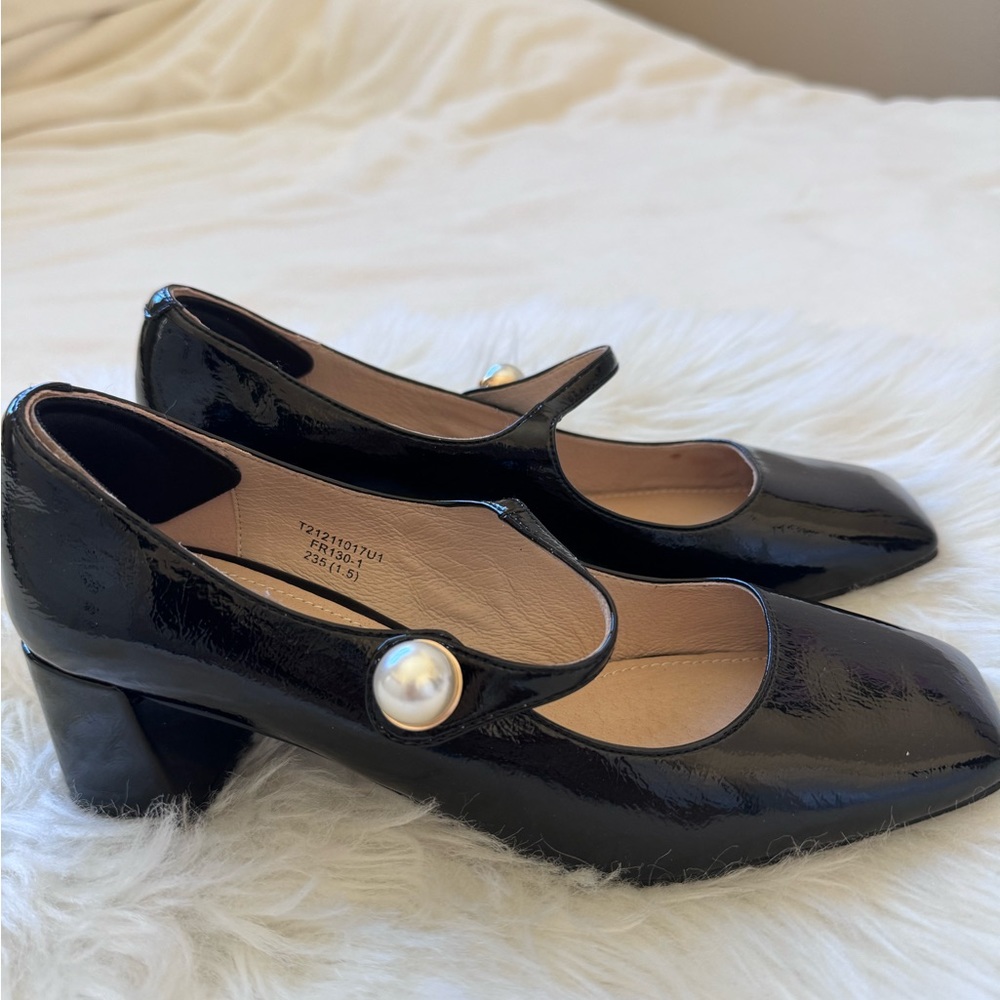 Black Mary Jane Pumps
